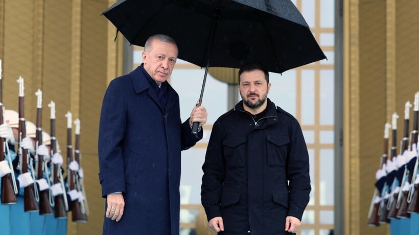 Erdogan tratta, fa i suoi interessi e si propone di ospitare i negoziati