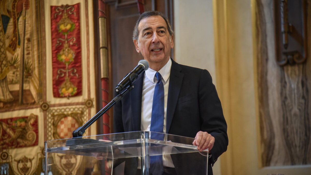 Sala prima sfascia i mezzi pubblici poi accusa i milanesi che vanno in auto