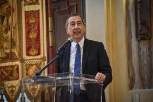 Sala prima sfascia i mezzi pubblici poi accusa i milanesi che vanno in auto