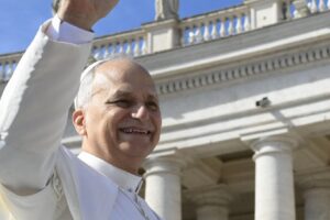Papa Leone si sfila dal Giubileo arcobaleno