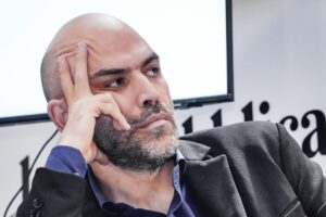 La trans gongola: «È karma». Saviano invita a farsi furbi: «Gioire è un favore a Trump»