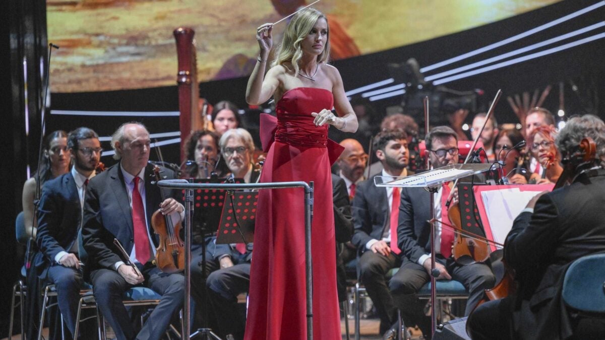 Da talento a raccomandata. Il voltafaccia dei media sul direttore d’orchestra
