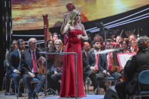 Da talento a raccomandata. Il voltafaccia dei media sul direttore d’orchestra