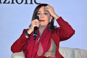 Cara Santanchè, tolga il Vinavil dalla poltrona