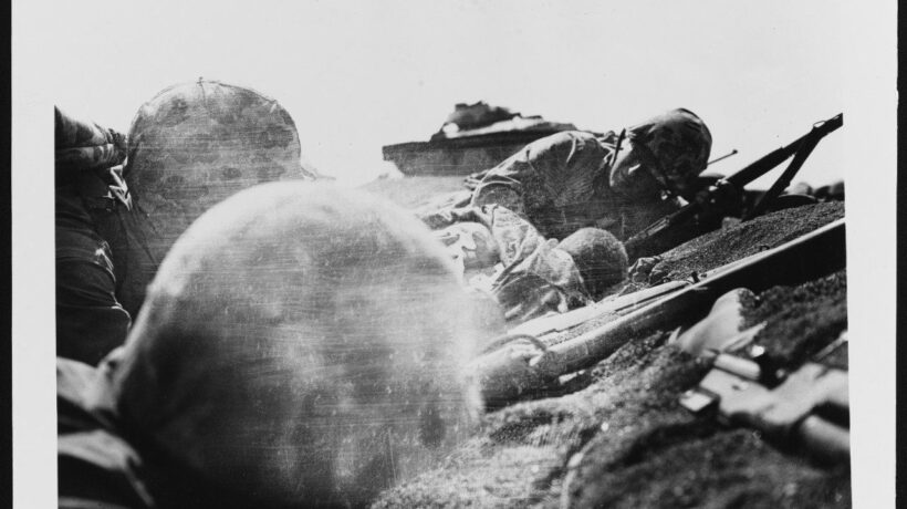 Un drammatico fotogramma dei momenti dello sbarco a Iwo Jima. 19 febbraio 1945 (Us Navy Archives)