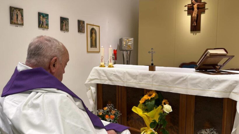 Papa Francesco in una foto, la prima da quando è stato ricoverato al Gemelli, lo scorso 14 febbraio (Ansa)