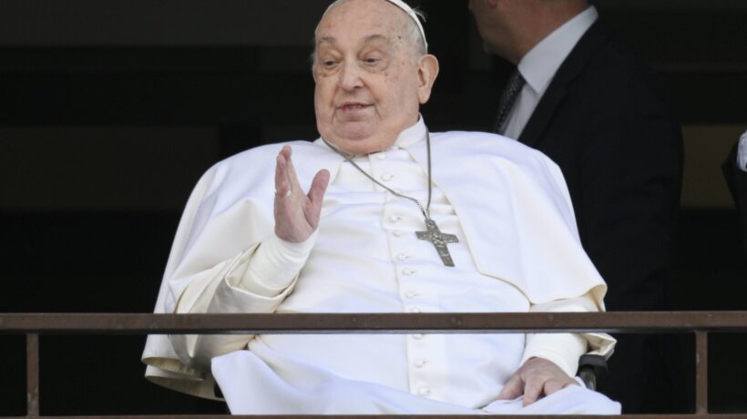 Papa Francesco saluta e benedice i fedeli dalla finestra del Policlinico Gemelli, dove è stato ricoverato per 37 giorni (Ansa)