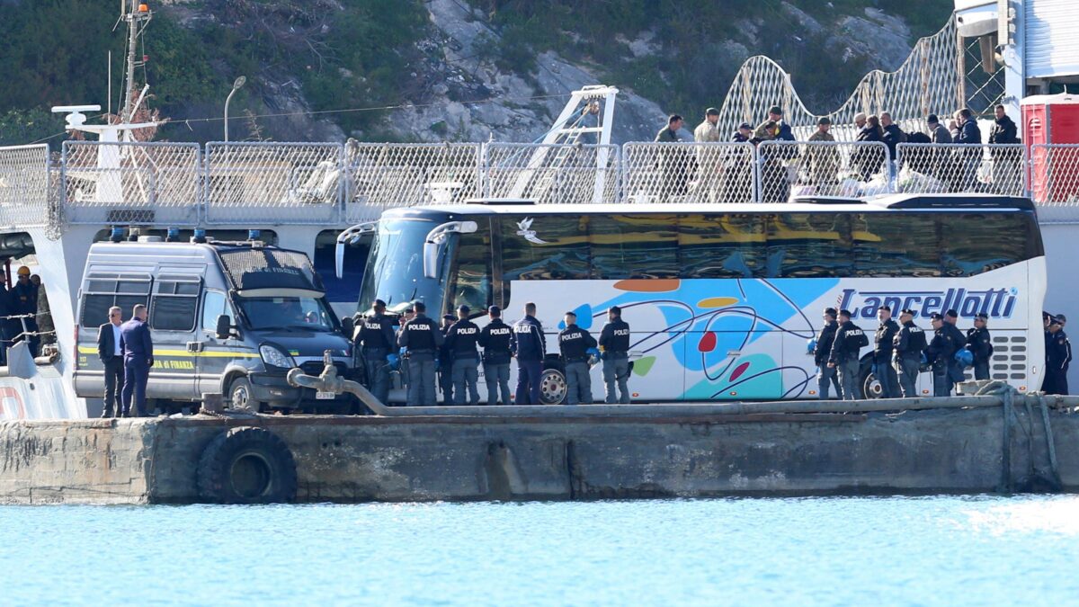 Arrivati in Albania i primi 40 irregolari espulsi dall’Italia. Pd subito all’attacco