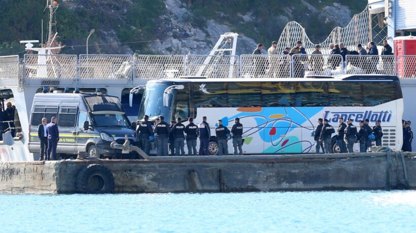 Arrivati in Albania i primi 40 irregolari espulsi dall’Italia. Pd subito all’attacco