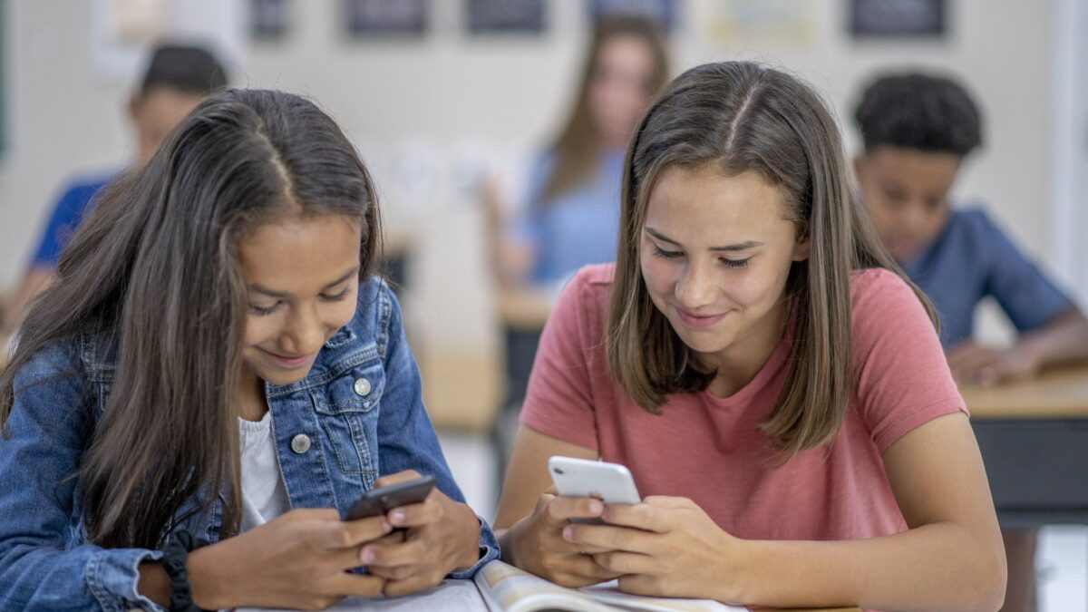 Telefoni in classe: per colpire il governo la sinistra si gioca la mente dei ragazzi