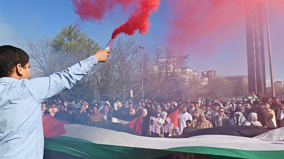 Strade e parchi «occupati» dalle feste di fine Ramadan. I quartieri, invasi, in rivolta