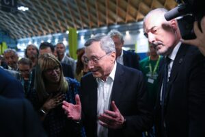 Draghi spinge la Difesa comune Ue senza dire chi ci guadagna dalle armi