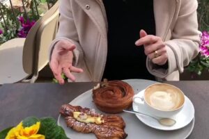 Le pillole di galateo di Petra e Carlo: buone maniere a colazione a Palazzo Rainaldi a Treia