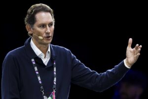 «Elkann ai servizi sociali»