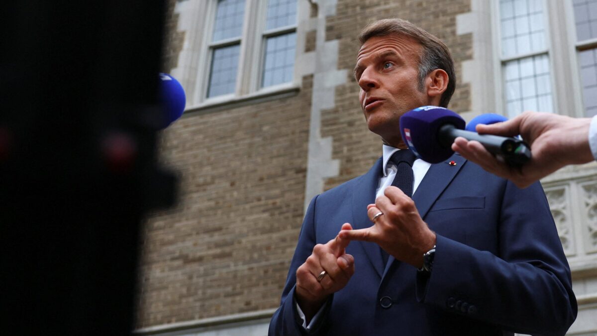 Napoleone Macron fa sogni di guerra: «Raddoppio il bilancio dedicato alla Difesa»