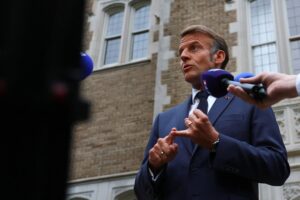 Napoleone Macron fa sogni di guerra: «Raddoppio il bilancio dedicato alla Difesa»