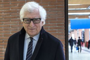 La moda italiana ora batte un colpo. Prada prende Versace, Parigi guarda