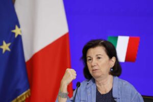 Roccella: «Troppi pochi dati: perciò limitiamo i farmaci che bloccano la pubertà»