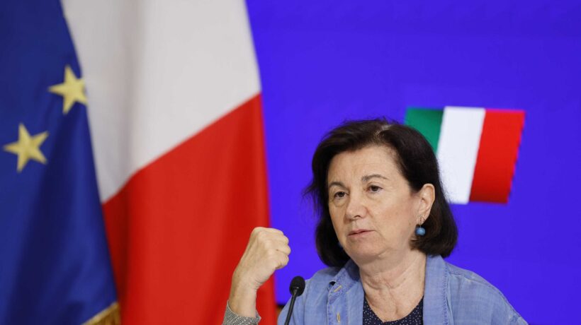 Roccella: «Troppi pochi dati: perciò limitiamo i farmaci che bloccano la pubertà»