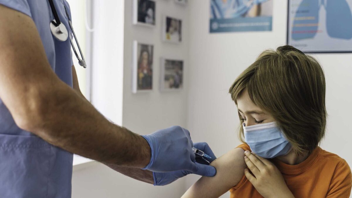 Stop al vaccino Covid per i bambini in Usa. Isteria delle virostar