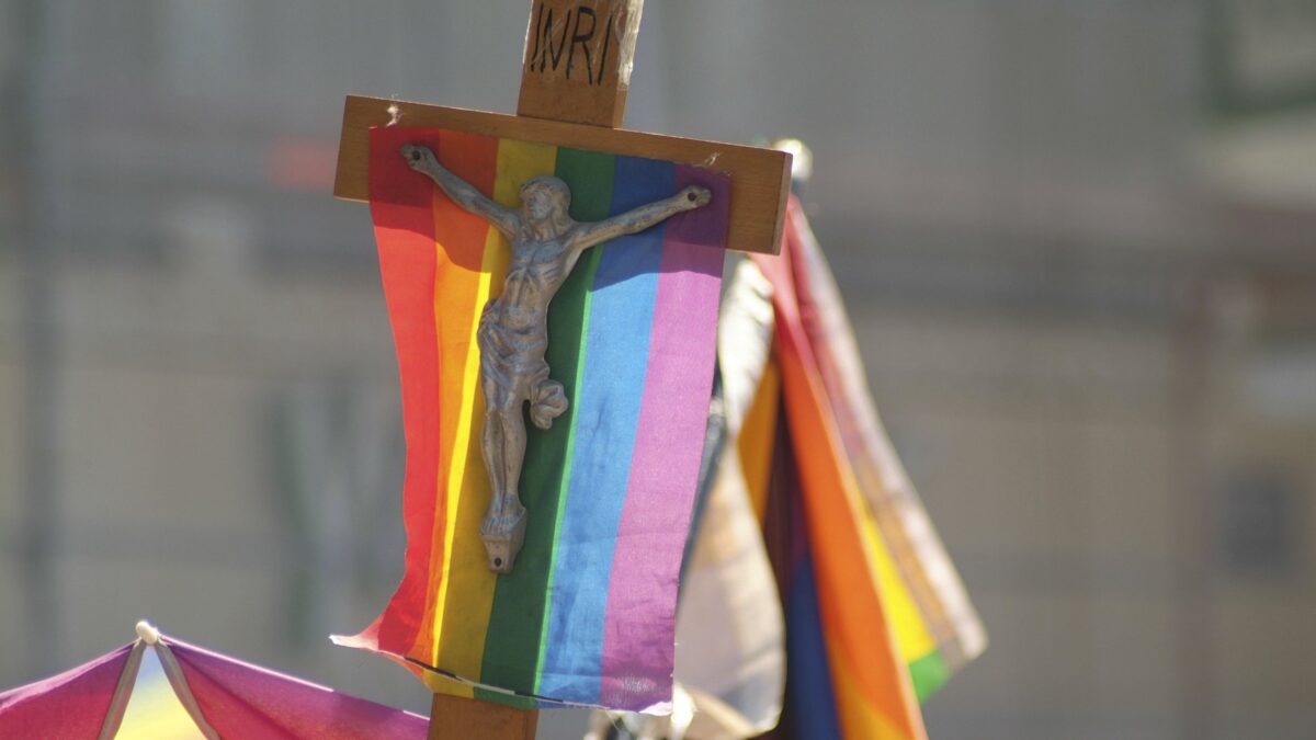 Il pride crocifigge ancora Cristo. Marcia blasfema sulla «Via Frocis»