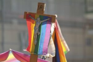 Il pride crocifigge ancora Cristo. Marcia blasfema sulla «Via Frocis»