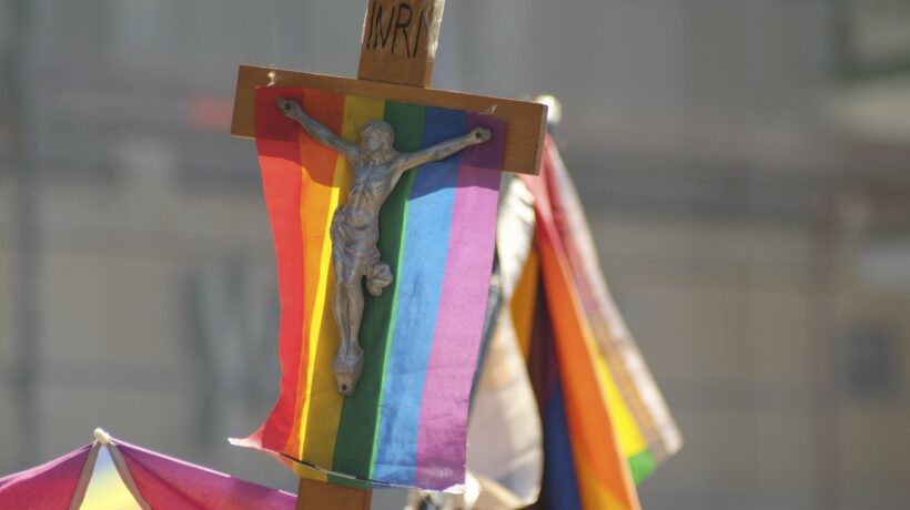 Il pride crocifigge ancora Cristo. Marcia blasfema sulla «Via Frocis»
