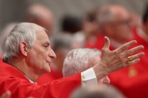 I cattolici inseguono la pace sulla Terra invadendo la piazza pro Ue con l’elmetto