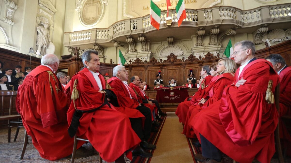 Toghe trasparenti? Una barzelletta: i veri giochi si fanno sottobanco