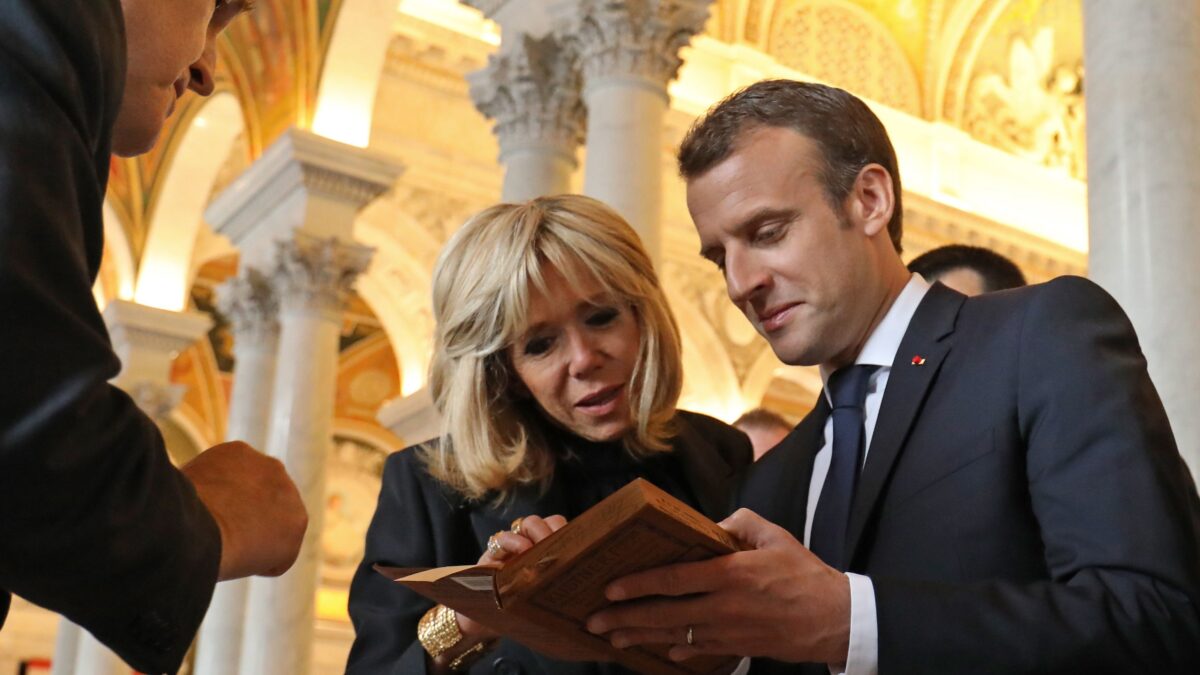 Premio Carlo Magno a Macron, re dei flop. Amato a Bruxelles ma odiato in Francia