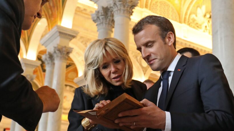 Premio Carlo Magno a Macron, re dei flop. Amato a Bruxelles ma odiato in Francia