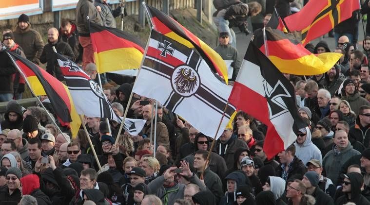 «Quella non è una bandiera nazista». L’Arma assolve il militare di Firenze