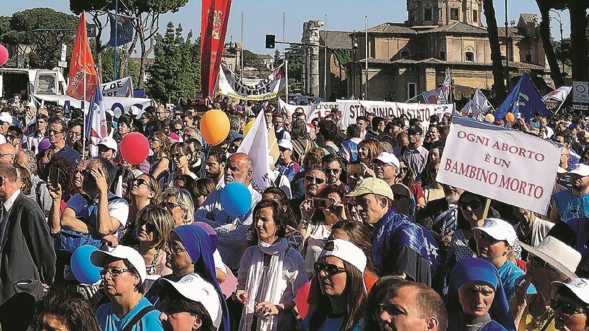 «Croci grottesche»: è iniziato il linciaggio del popolo pro life