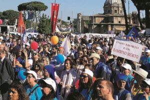 «Croci grottesche»: è iniziato il linciaggio del popolo pro life