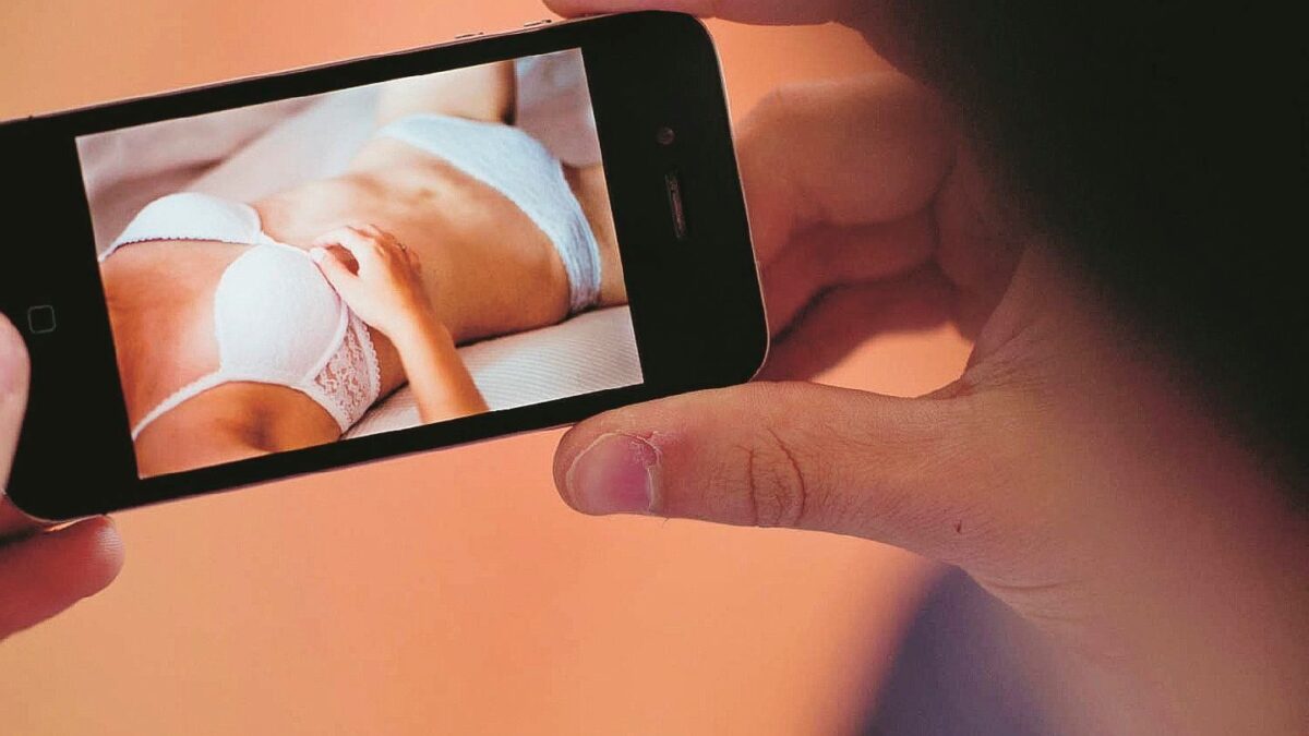 L’ultima trovata di Facebook: chiede le tue foto nudo per fermare i bulli del sesso