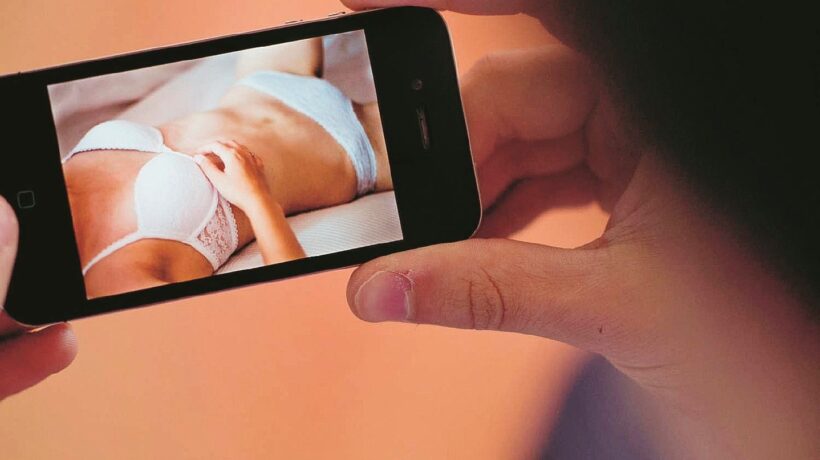 L’ultima trovata di Facebook: chiede le tue foto nudo per fermare i bulli del sesso