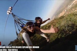 Nuotare con i coccodrilli e volare in piedi sull’ala di un biplano: 5 idee per viaggiatori avventurosi