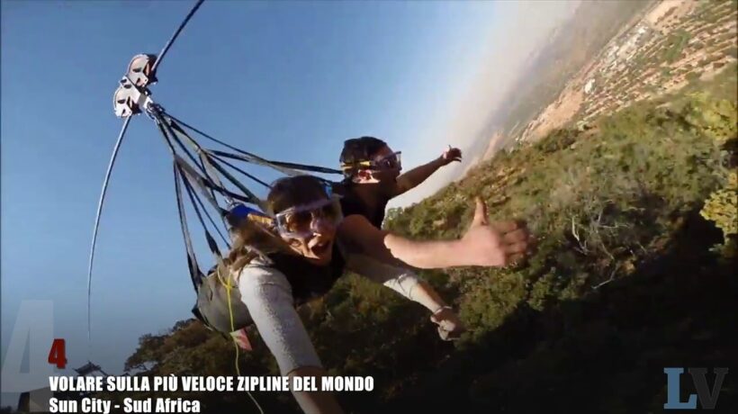 Nuotare con i coccodrilli e volare in piedi sull’ala di un biplano: 5 idee per viaggiatori avventurosi
