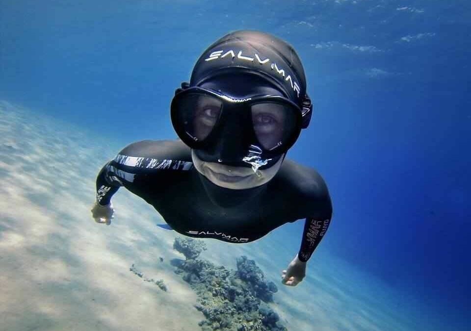 «Sola nell’oceano a meno 105 metri però gli squali mi fanno compagnia»