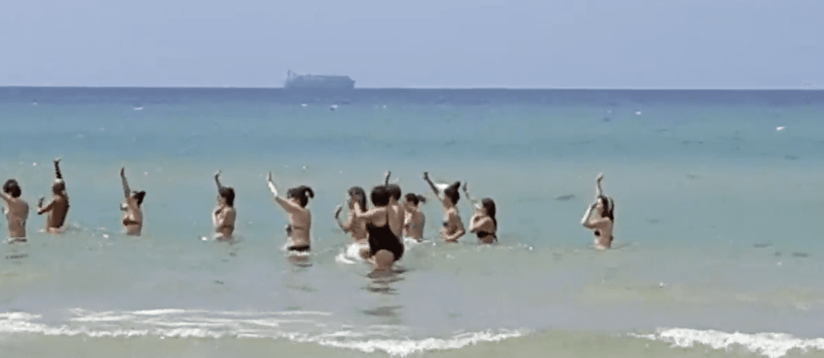 Migranti all’orizzonte: vietato fare il bagno