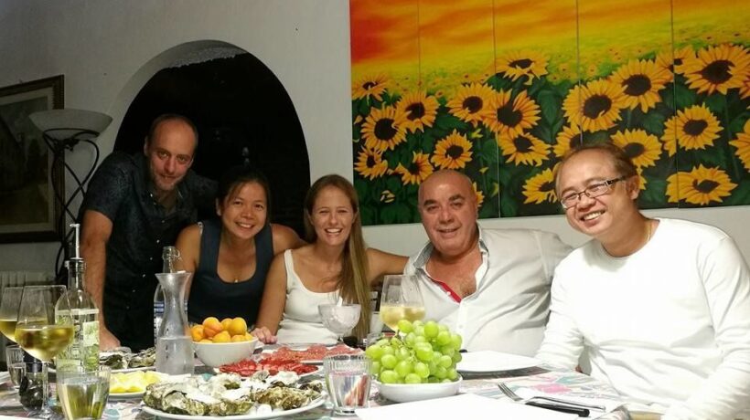 Il re Mida dei profughi se la spassa ai tropici