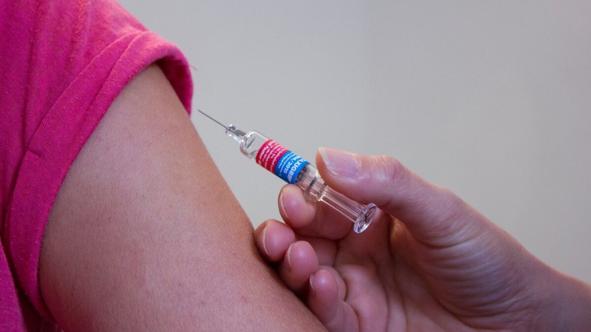 «I 10 vaccini sono inutili e dannosi». Il dottor Salvini spaventa il M5s