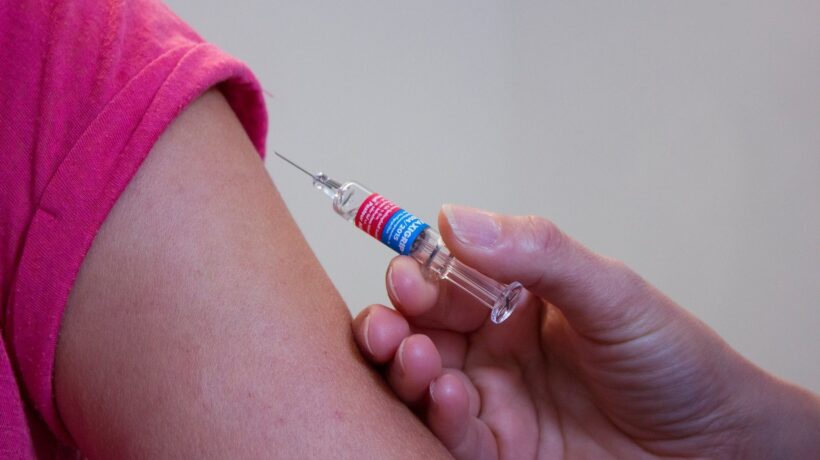 «I 10 vaccini sono inutili e dannosi». Il dottor Salvini spaventa il M5s