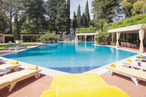 L’uomo del crac Etruria gestisce la villa per dive del cinema e popstar