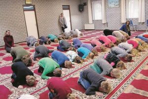 Alunni olandesi condotti a visitare le moschee e gridare «Allah Akbar»