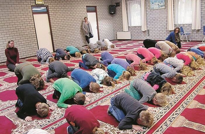Alunni olandesi condotti a visitare le moschee e gridare «Allah Akbar»