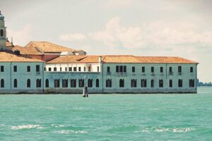 Dall’isola dei matti emergono le voci dell’amante del Duce e di altri 50.000