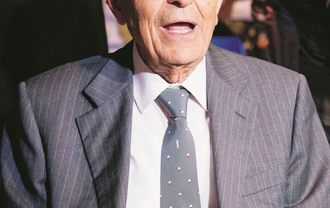 Il professor millepoltrone s’indigna perché il governo fa il governo