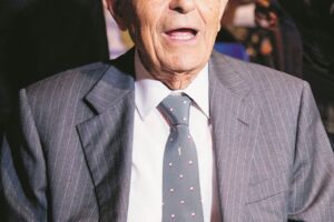 Il professor millepoltrone s’indigna perché il governo fa il governo