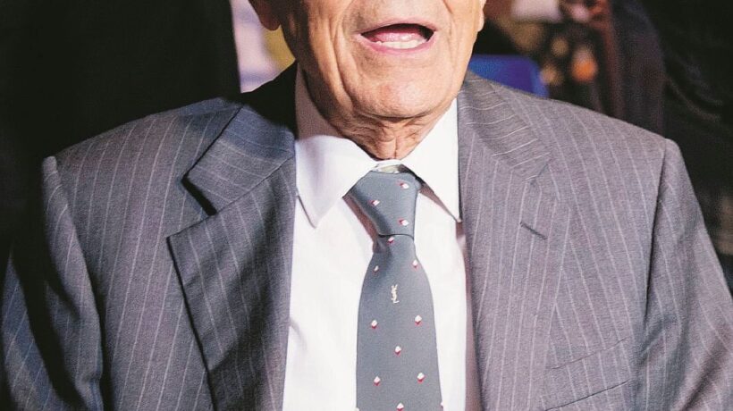 Il professor millepoltrone s’indigna perché il governo fa il governo